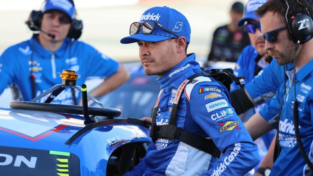 hero image for Kyle Larson Earns AutoTrader EchoPark Automotive 400 Pole at Texas